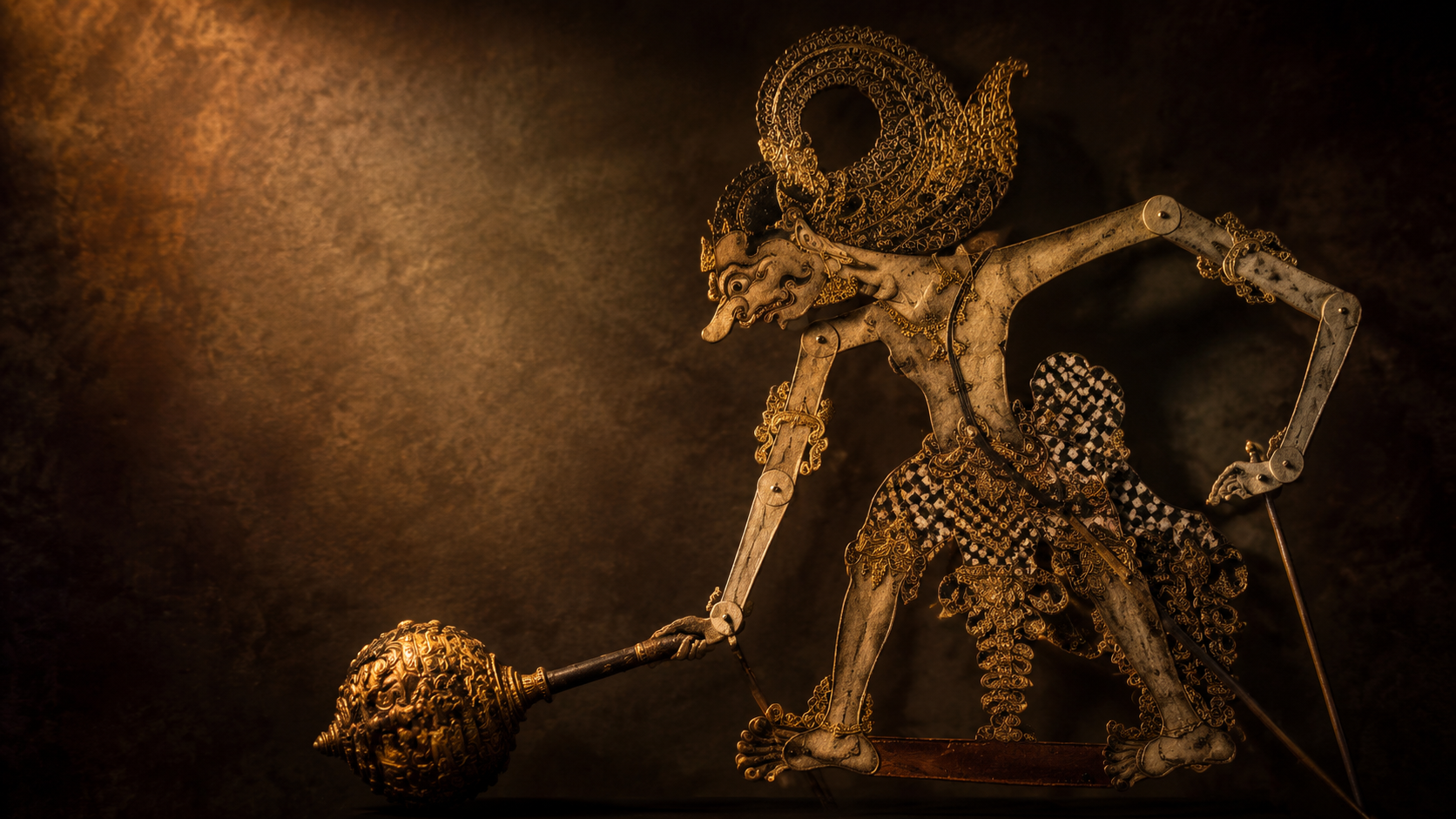 Tokoh wayang Bima Werkudara memegang gada Rujakpala